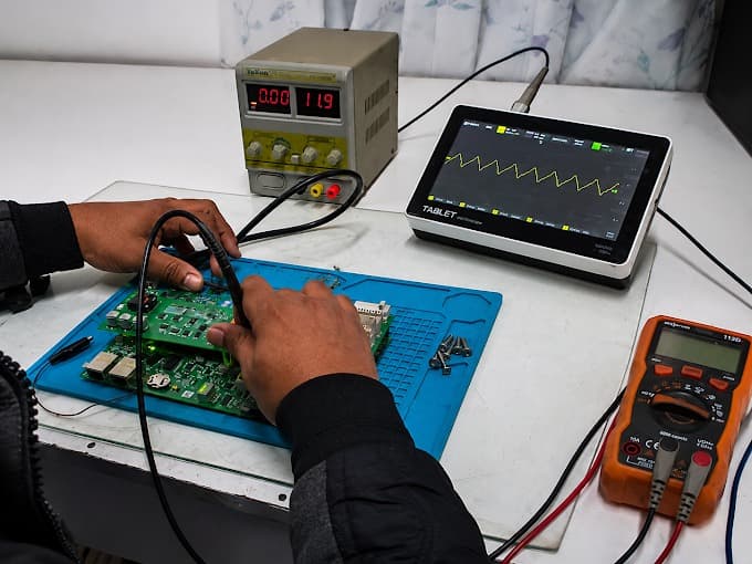 Bancada da Eletrônica PozStar durante o reparo de equipamento eletrônico