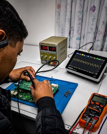 Técnico da PozStar medindo uma placa eletrônica com ponteira de osciloscópio